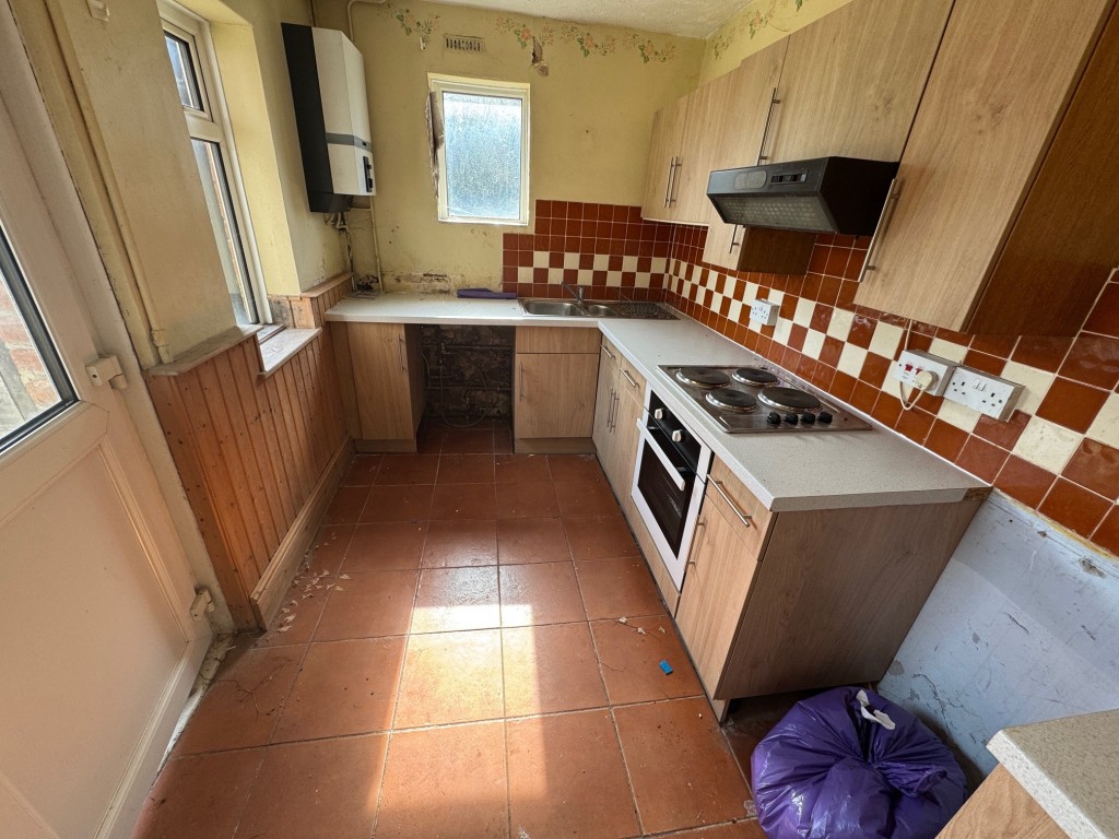 Lot: 62 - END-TERRACE HOUSE FOR REFURBISHMENT - Kitchen